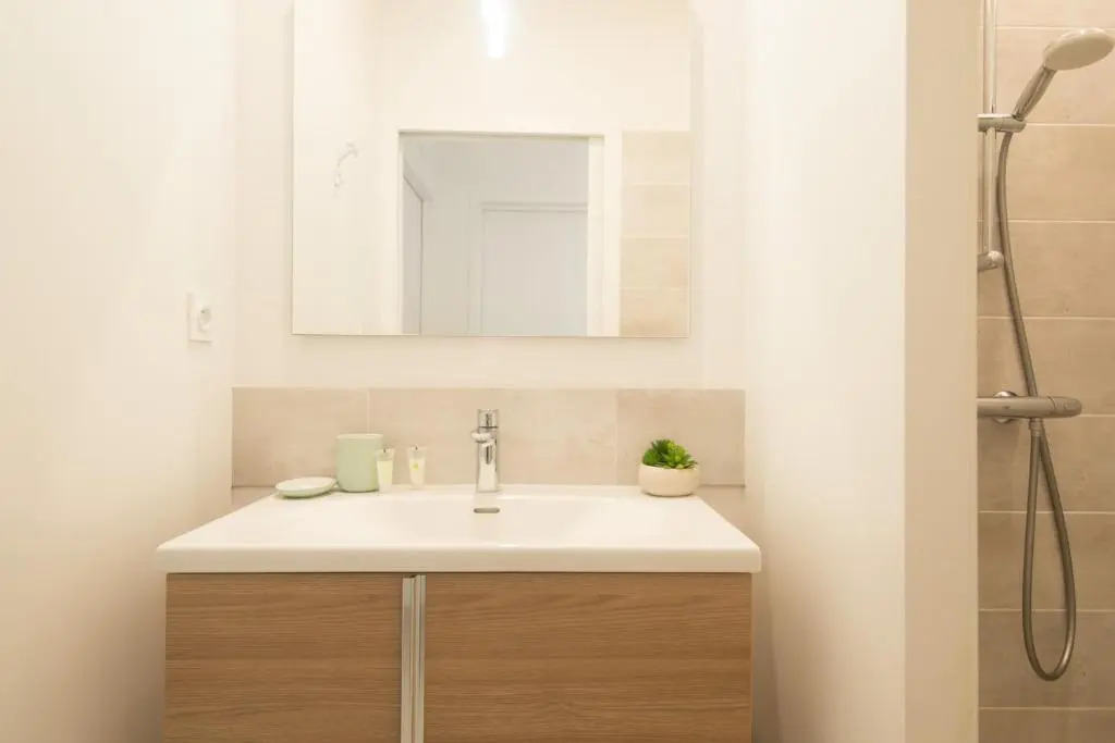 "Le Soleil Levant" avec balcon et parking privé, 2 adultes et 1 enfant
