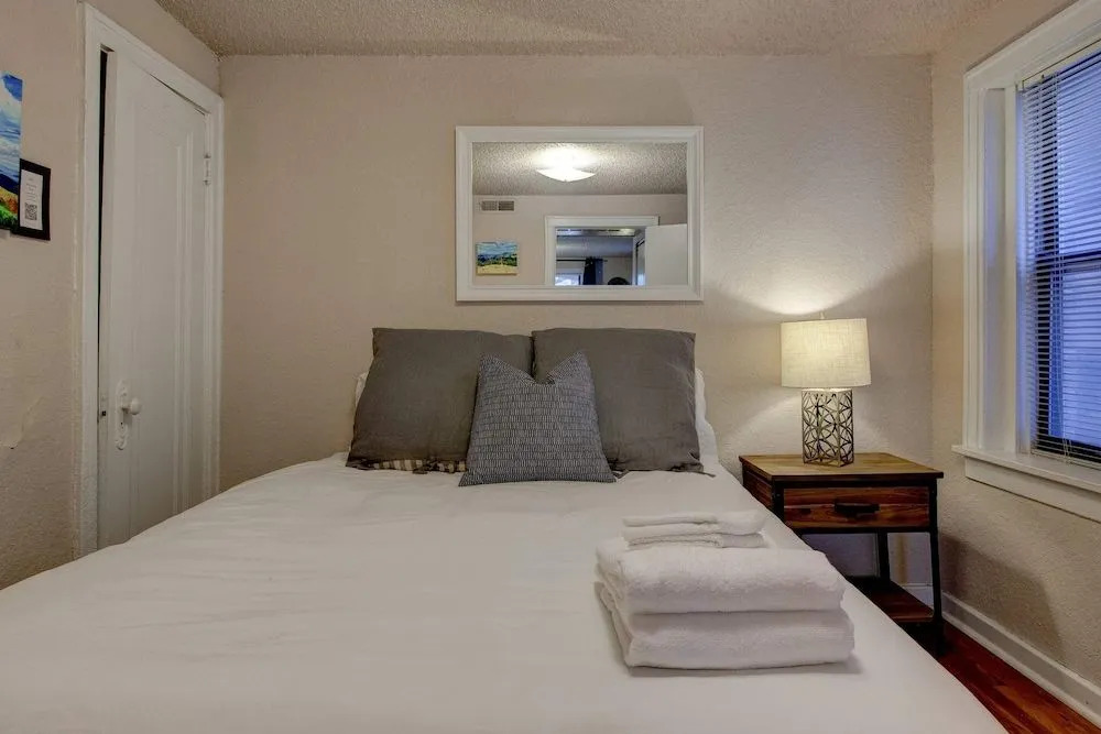 Vintage MW 1BR With Full Kitchen by Zencity
