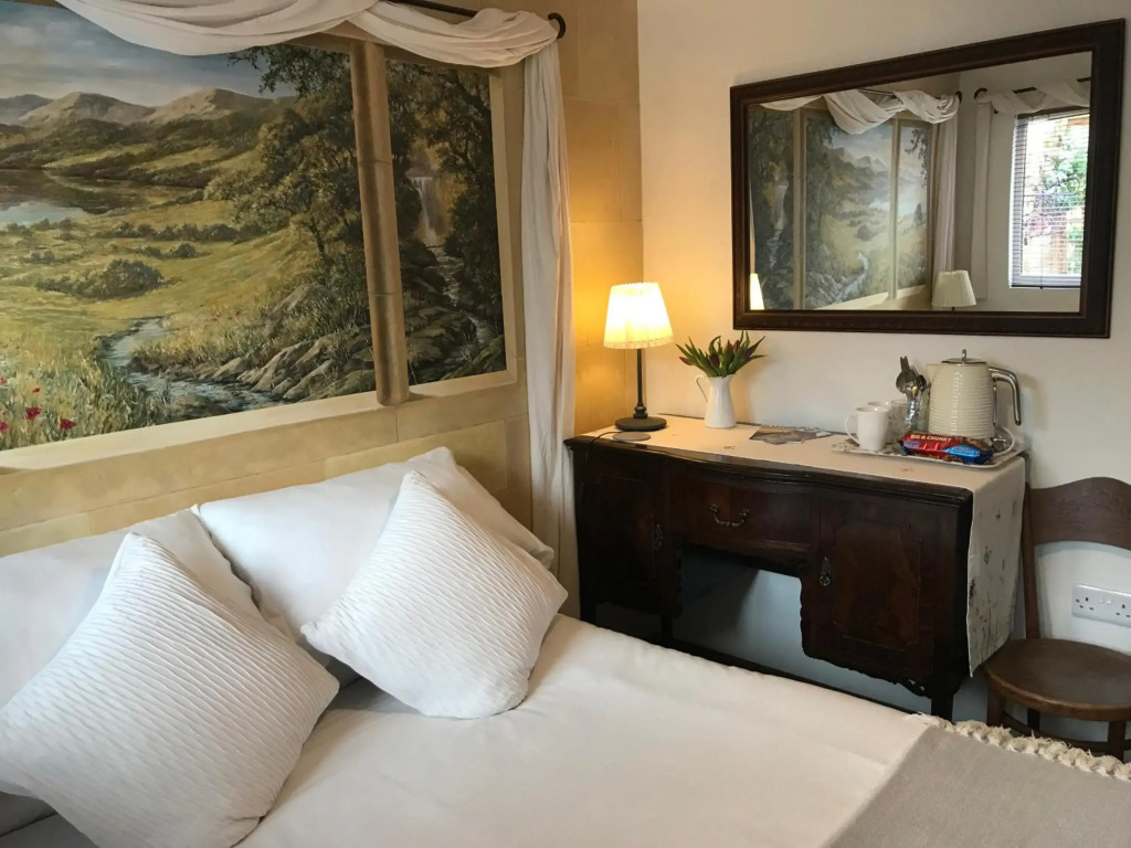 Cute self-contained guest room with ensuite and private decked porch in Glastonbury