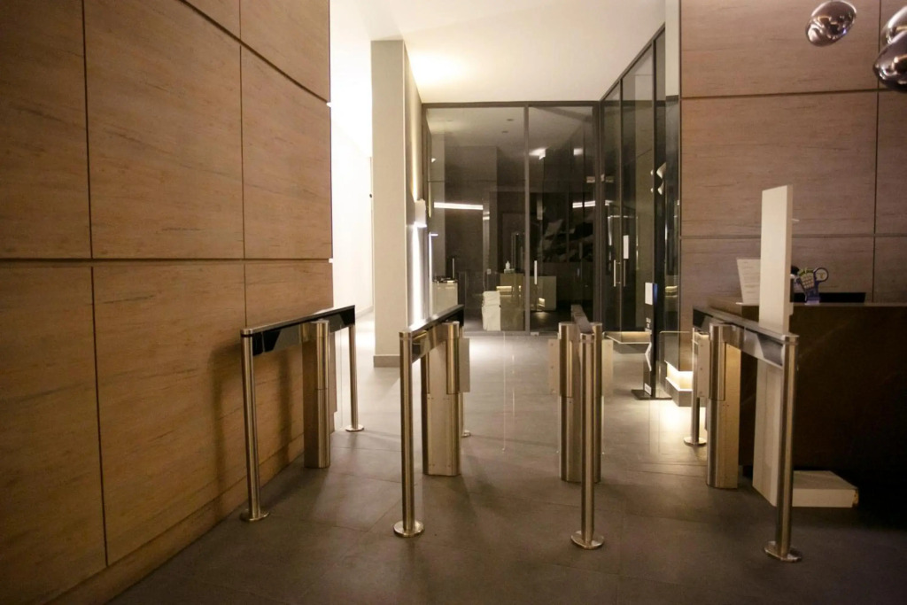Departamento de lujo en suite, en el piso 38, Las Condes, costado de parques y malls