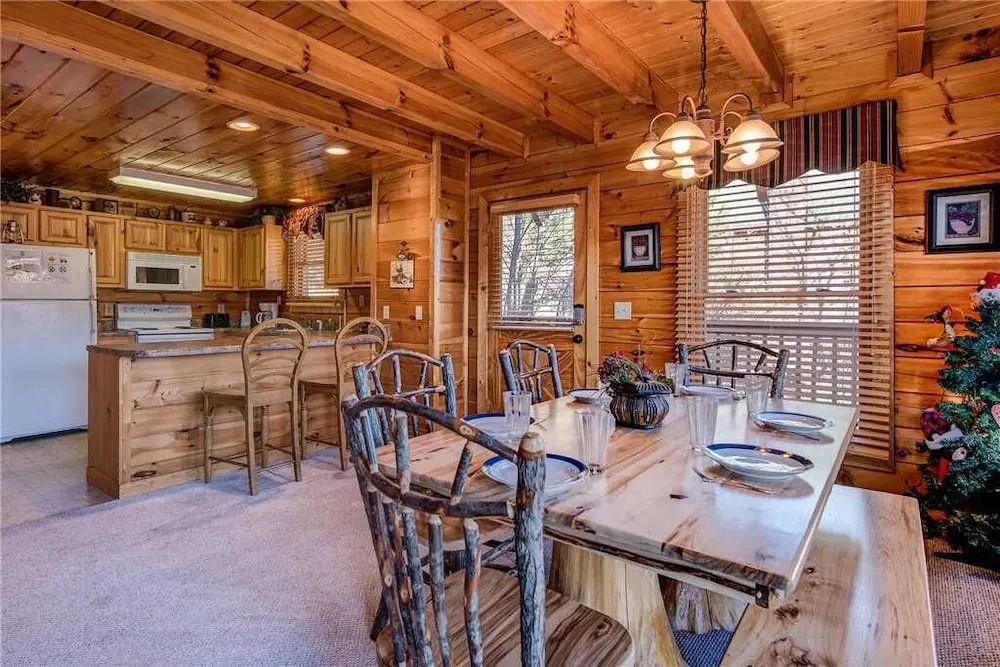 Chalet of Dreams, 2 Bedrooms, Sleeps 6, Pool Table, WiFi, Hot Tub, Mtn View