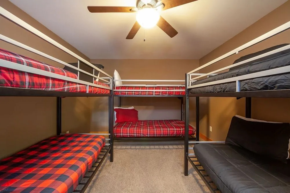 Creekside Manor 3 Bedroom Cabin by RedAwning