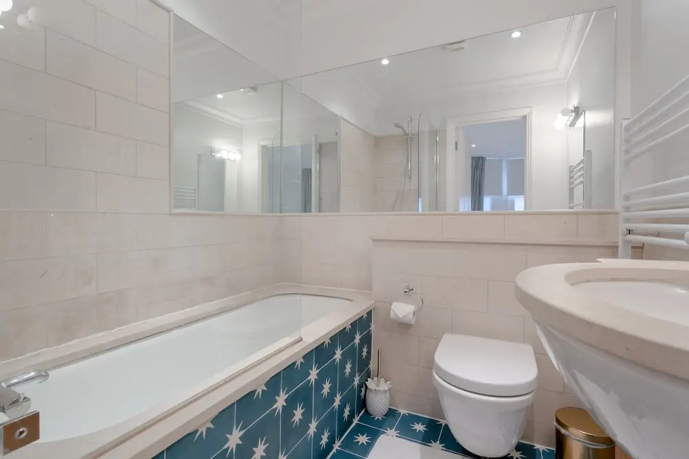 2 Bedroom Apartment With Garden in Ladbroke Grove