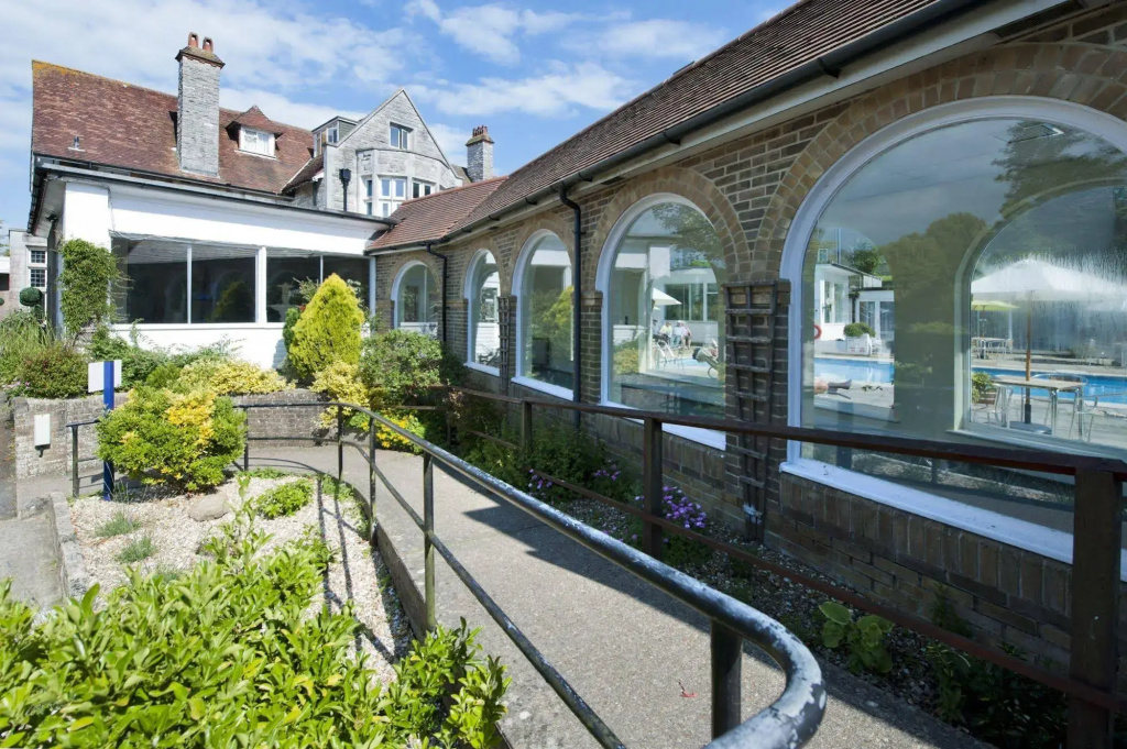 The Caledonian Island Hotel