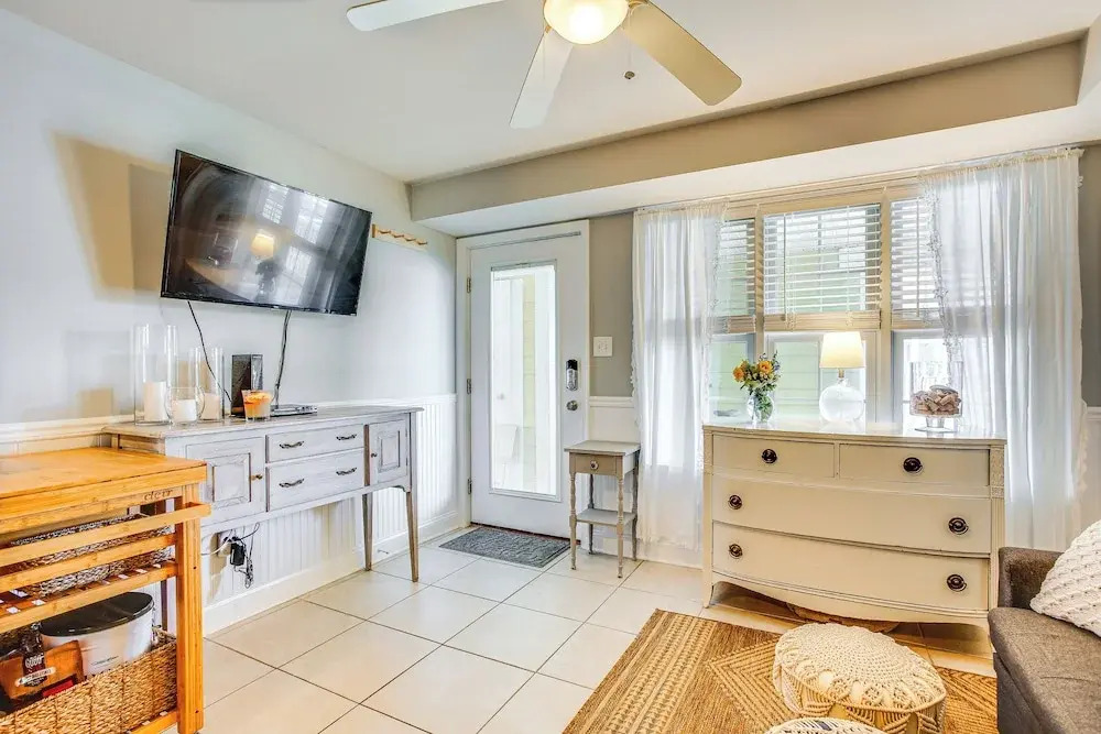 Walk to Beach: Poolside Condo in Wildwood Crest!