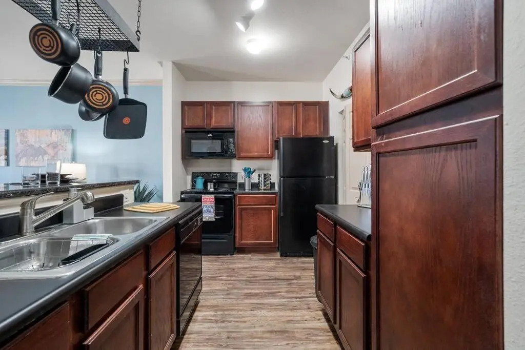 HEIRS VENTURES : WESTERN - 4mins from OKC Thunder Arena . King Bed . Pet Friendly . With Pool