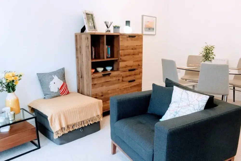 1 Bedroom Apartment With Free Parking Sleeps 2 in City Centre