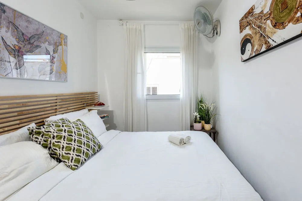 Modern Loft Retreat with Rooftop by Sea N Rent