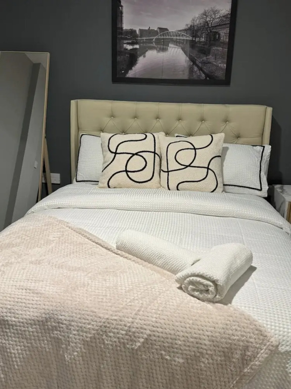 Modern 2 Bedroom City Oasis in Manchester