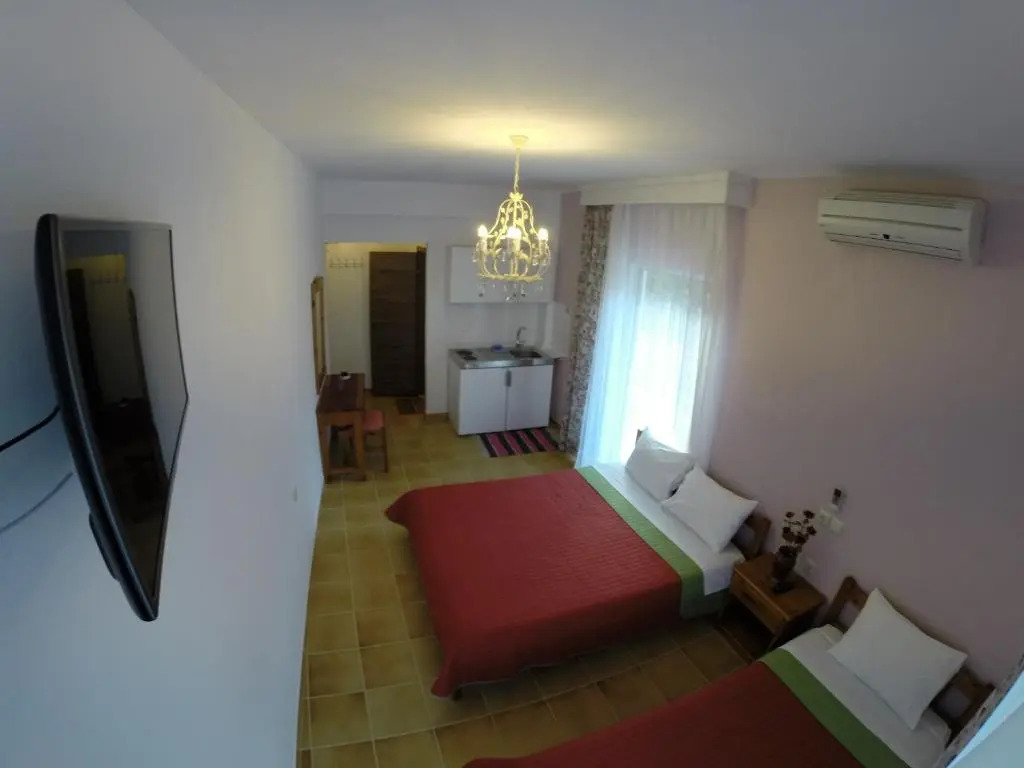 Akrotiri Hotel