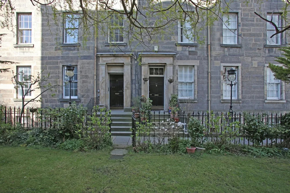 3 Bedroom Flat In Edinburgh City Centre