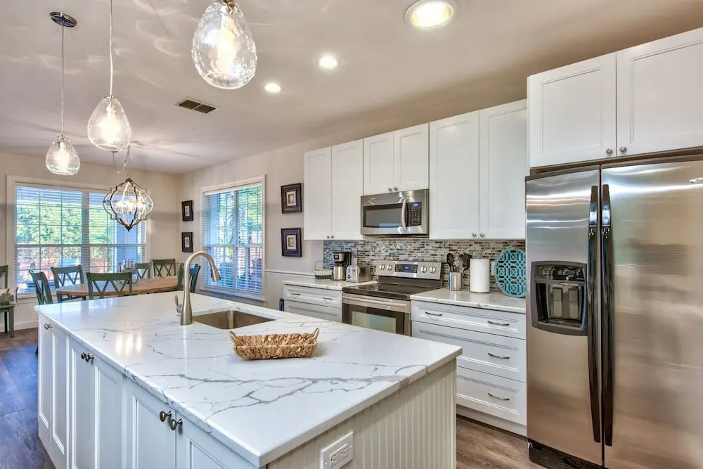 Sardinia Vacation Rental: Delightful Coastal Home near Vanderbilt Beach. Relax in a Private Pool and Spacious 4-BR Retreat with Modern Amenities. Ideal for Families. Minutes from Mercato and Local Attractions