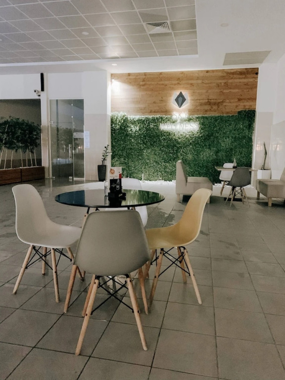 19th Floor Luxury Condo With Pool, spa & Parking
