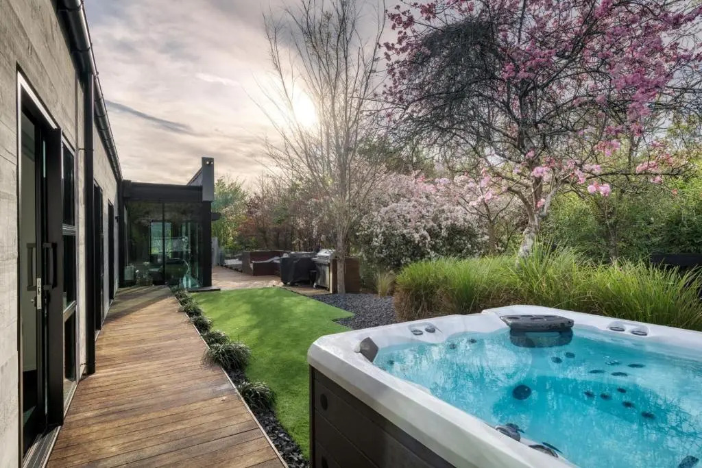 Bridle Path Retreat - Modern Private Luxury