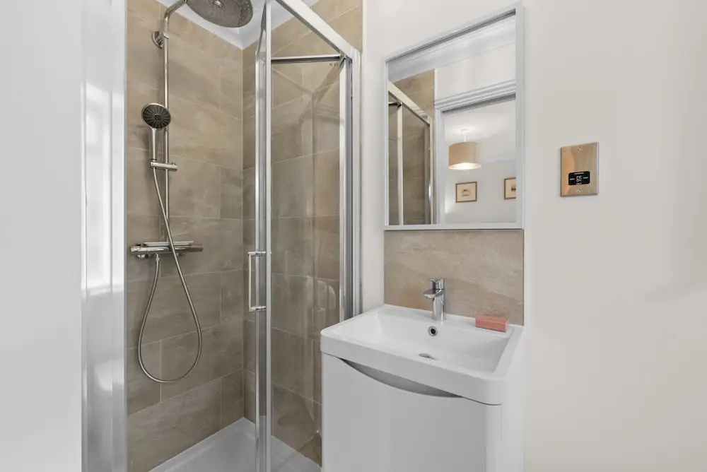 Spacious 3BR Flat in Stroud Haven