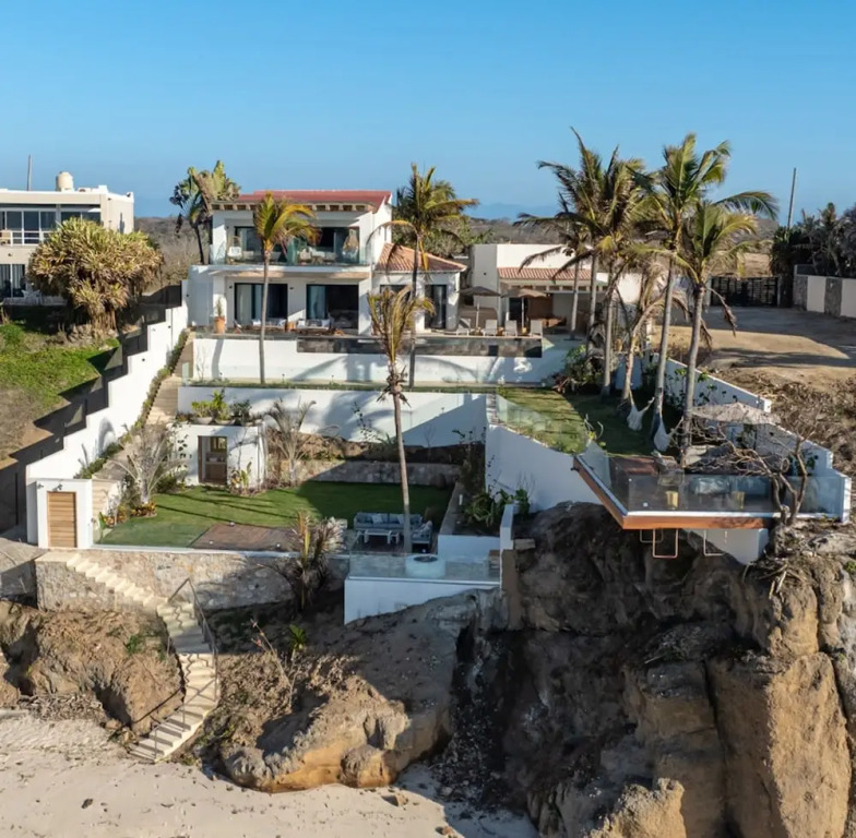 Private Careyeros Oceanfront Living