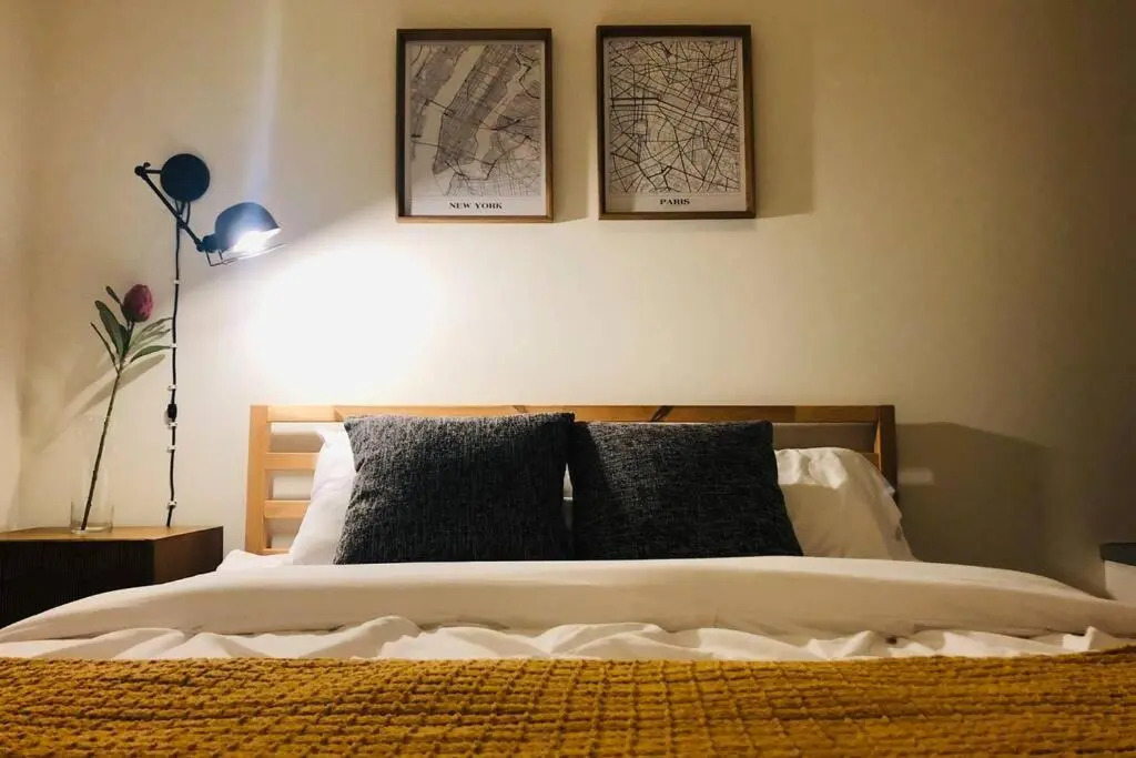 McCormick Place luxury corner apartment with optional parking for 6 guests