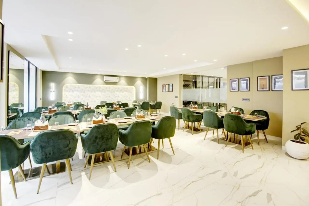 Saltstayz Premier - Galleria Market Road & Sector 27