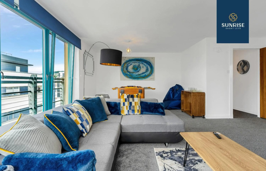 THE PENTHOUSE, Stunning Views, Foosball Table, Central Location, 3 Rooms, Sleeps 6, Ideal for Families, Tourists, Business Travellers