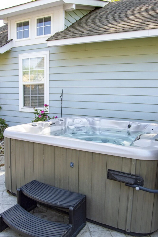 Newly Renovated Beach Cottage Walking Distance to Virginia Beach Oceanfront and Boardwalk