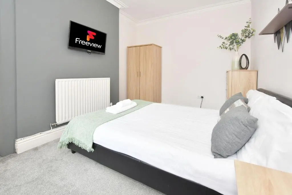 Wistaston House by YourStays 5 Bedroom House with TV in each room