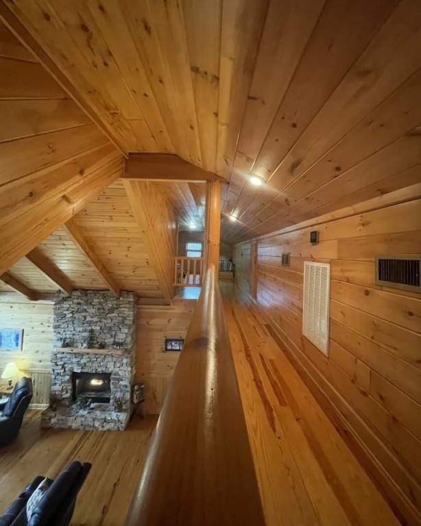 Deluxe log cabin! Pet and motorcycle friendly - enjoy nature with family and friends! 3 Bedroom Cabin by RedAwning