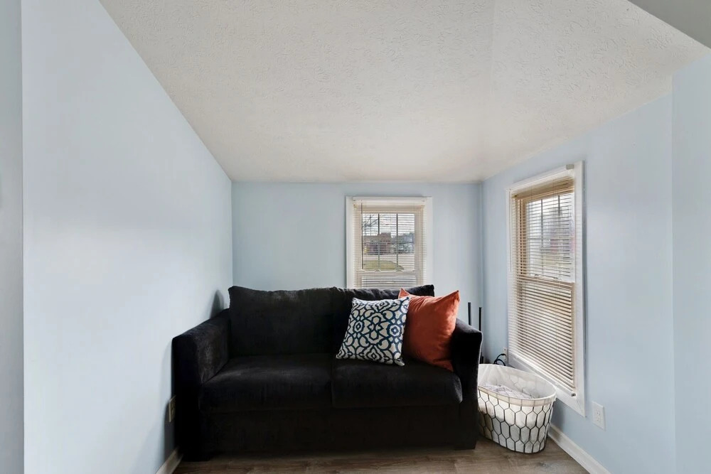 Niagara Rd Cottage In Perfect Location To Visit Lake Erie Or Cleveland 1 Bedroom Home by Redawning