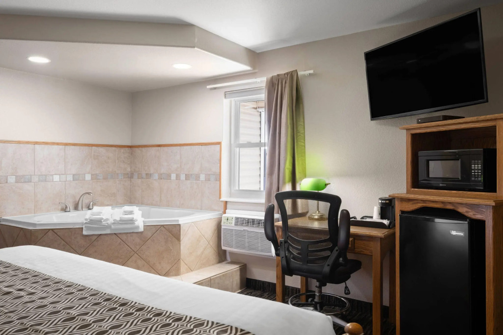 Super 8 by Wyndham Lewistown
