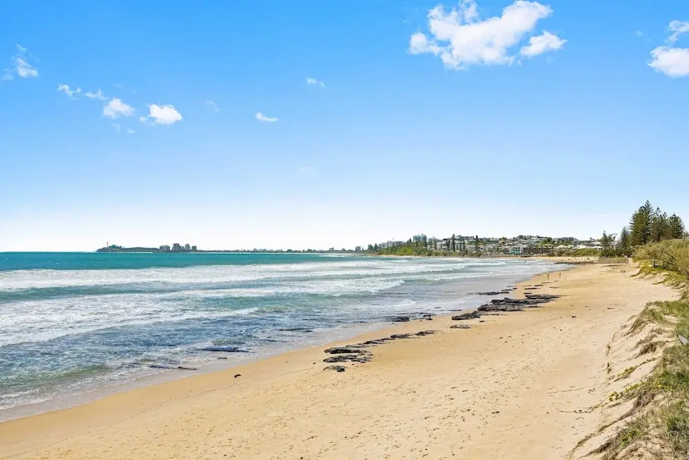 Beachside 2-bed With Pools, Gym, BBQ and Parking