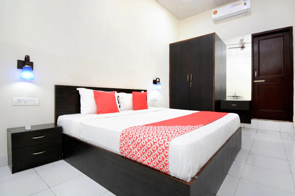 OYO 29776 Hotel Diamond