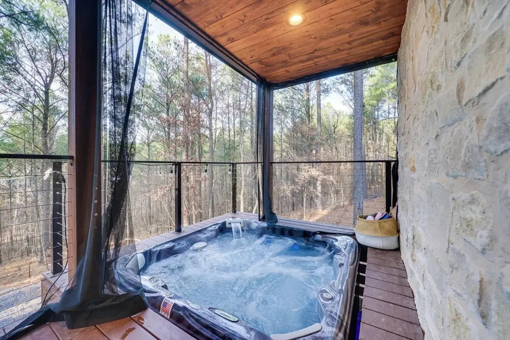 Luxury Broken Bow Cabin w/ Hot Tub on 3 Acres!