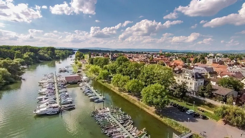 Apartmenthaus am Rhein