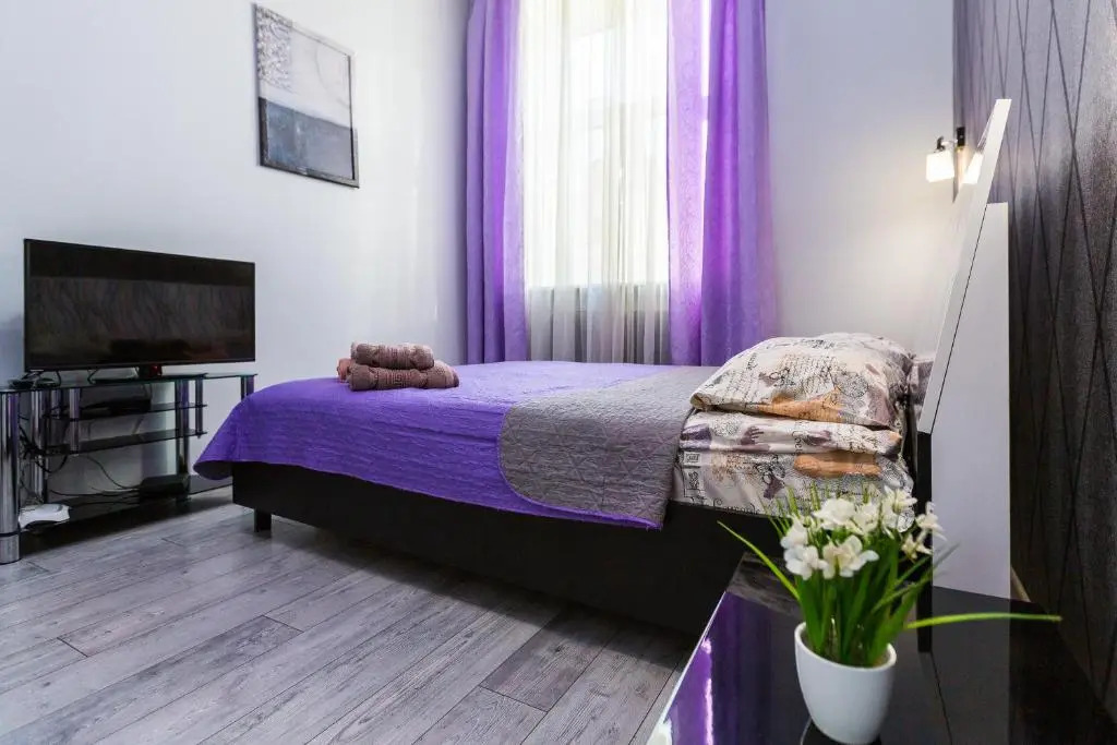 8 Svyatoho Teodora Square Apartments