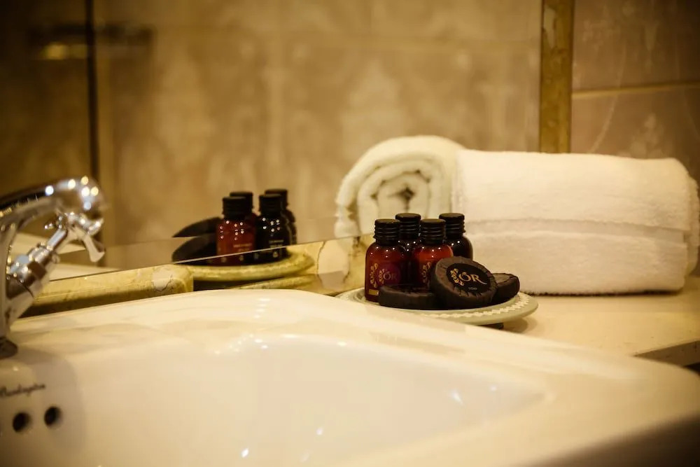 Avalon House Hotel