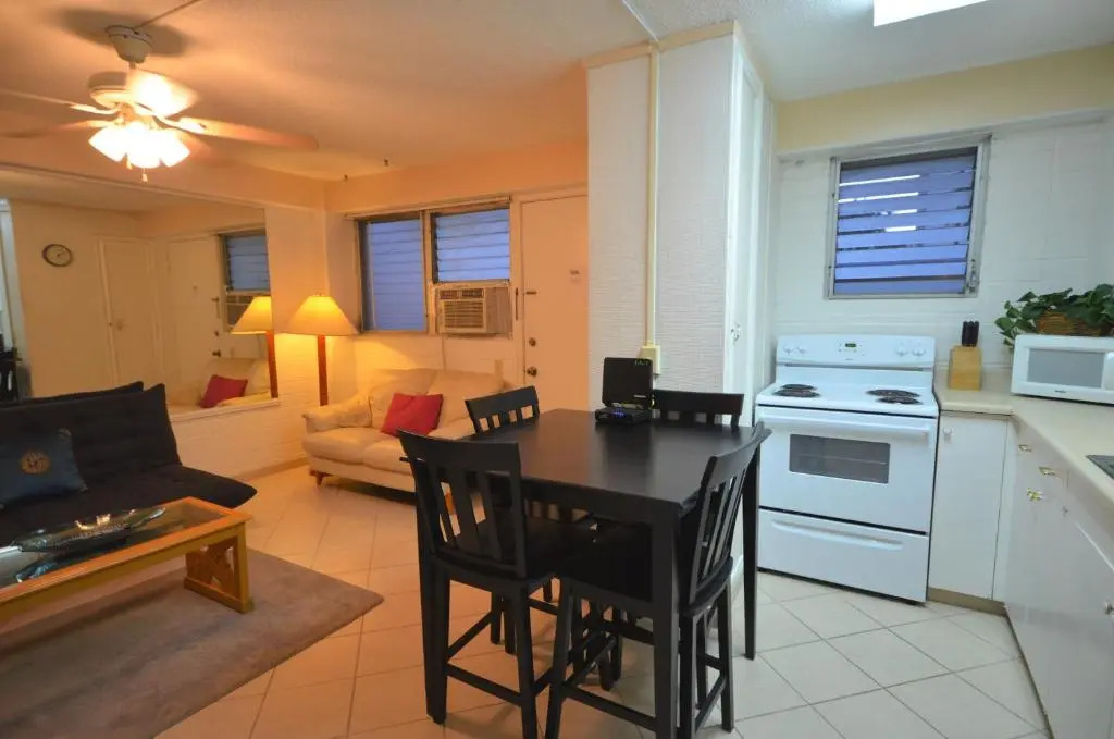 Hawaiian King 501 Studio, Pool and BBQ Grill, Sleeps 4