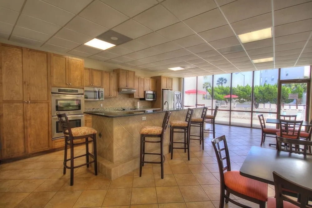 444 El Matador Condo by RedAwning
