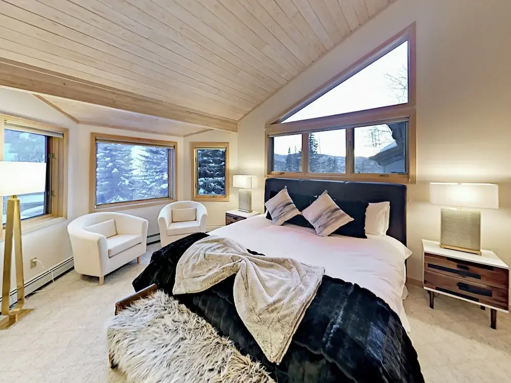 Exclusive Mountain Retreat #B - 4 Br Duplex