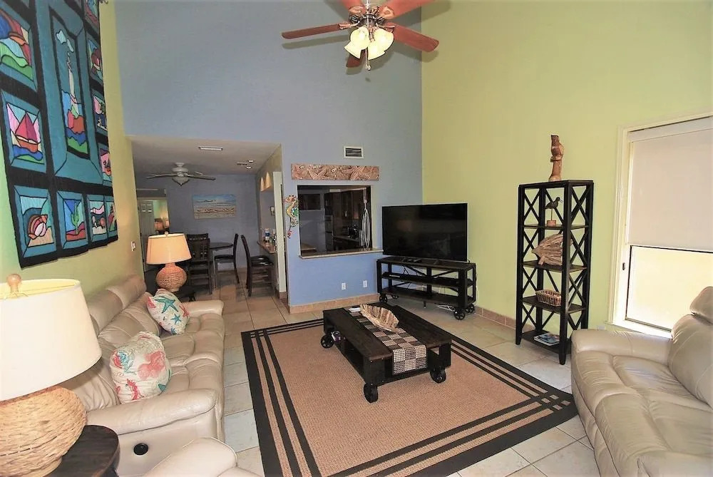 112 E. Cora Lee Townhouse 3 Bedrooms 3 Bathrooms Townhouse