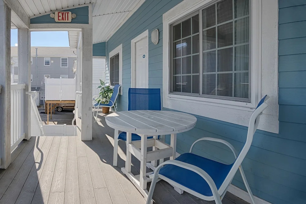 Commander Beach House Hotel