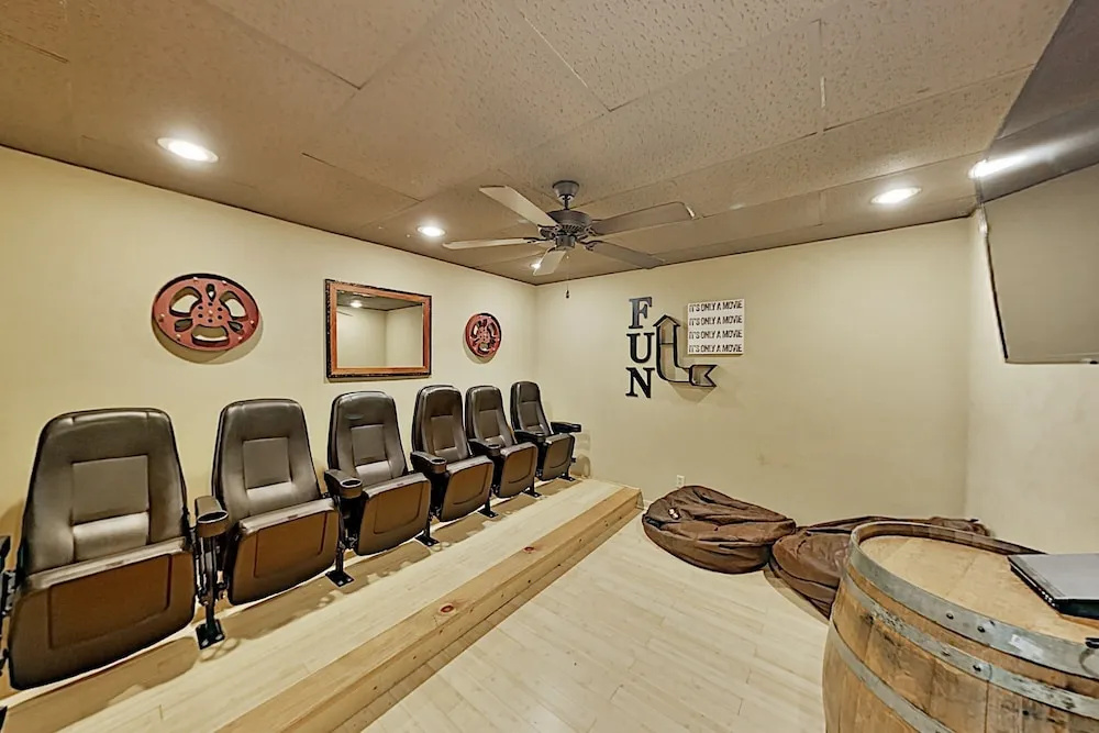 Mountain Echoes : Hot Tub & Home Theater! 2 Bedroom Cabin