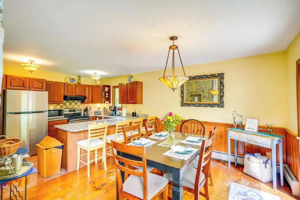 Game Room, Hot Tub! Year-round Dover Retreat
