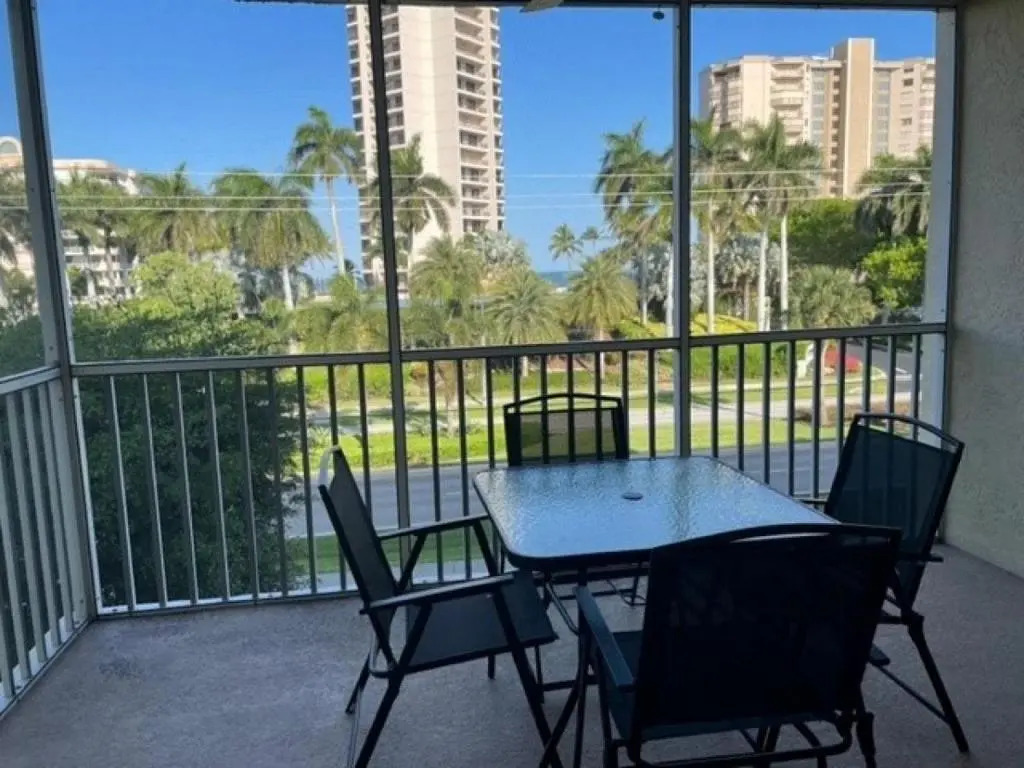 Completely Remodeled 2 Bed 2 Bath I Block Away From Free Beach Access