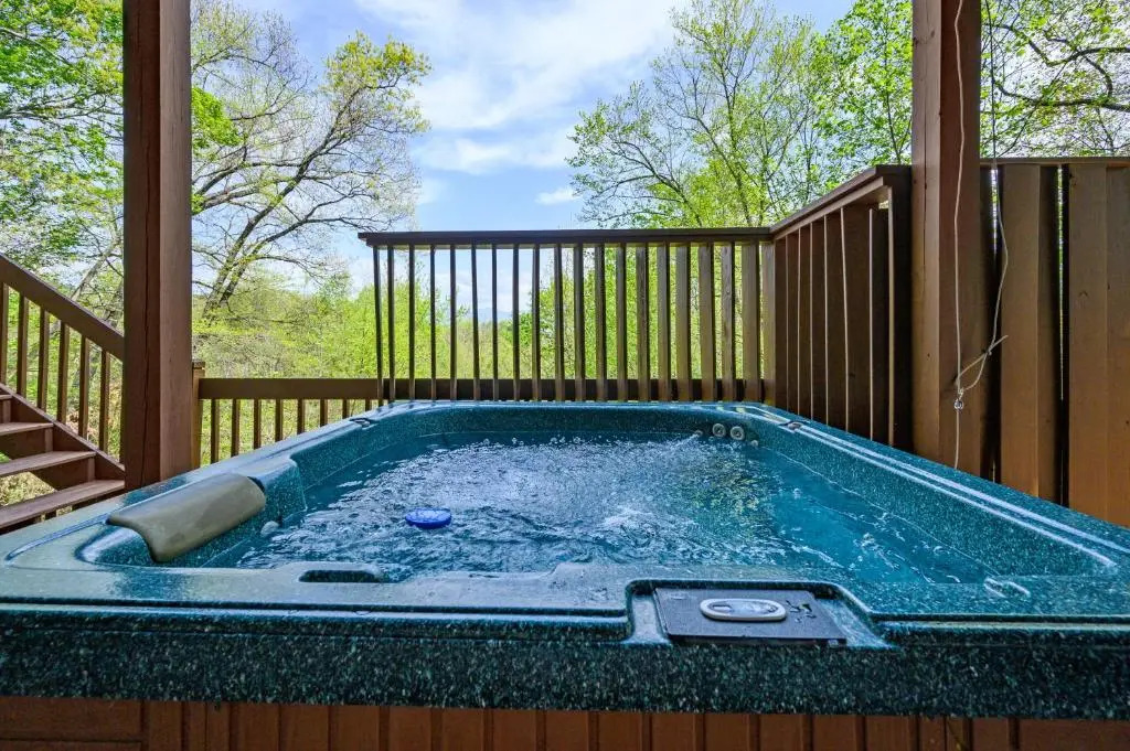 A Wolf's Den Gatlinburg