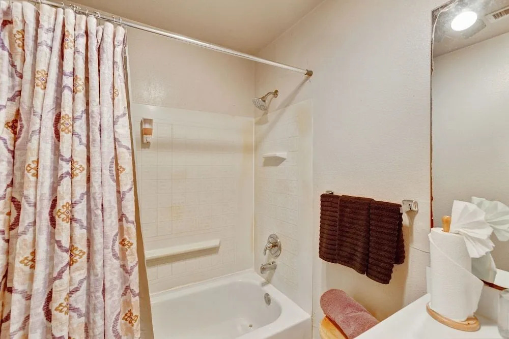 Beautiful 4 Bedroom Home by Redawning