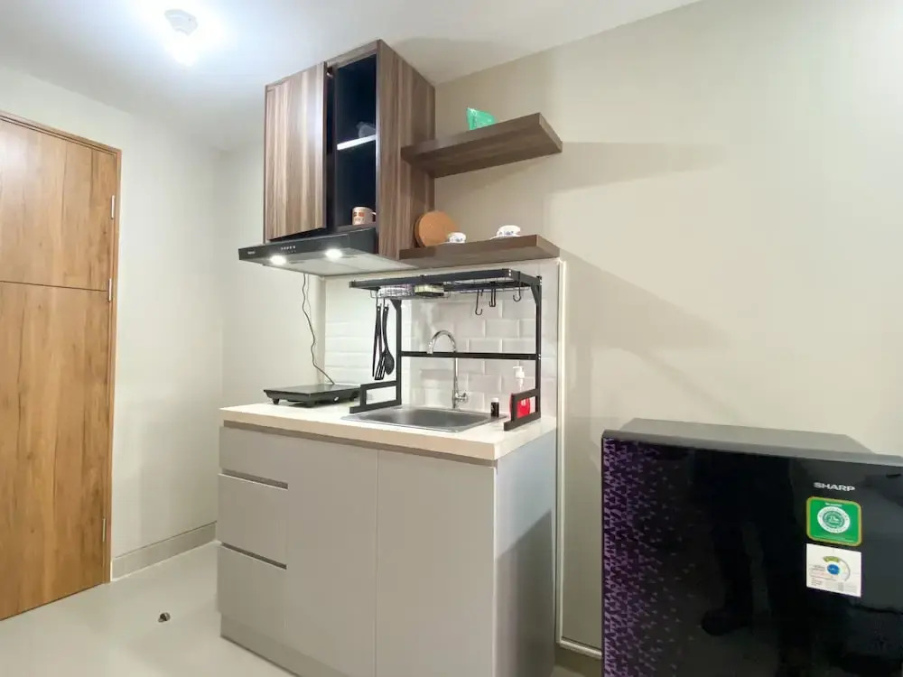 Modern Look Studio Room at LRT City Jatibening Apartment