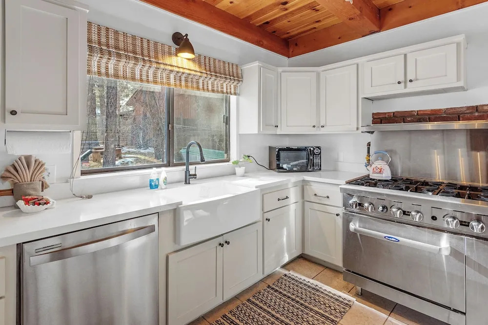 The Lakehouse Cabin