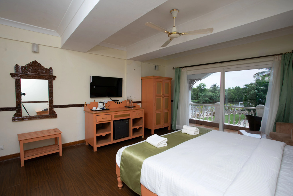 Stone Wood Riverfront Resort, Siolim