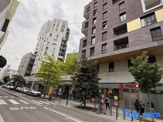 Elegant Massy Apartment near Paris and TGV/RER with 2 Parking Spaces