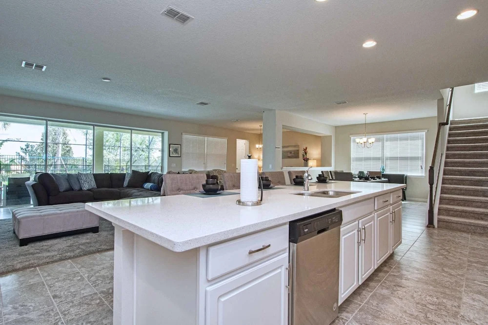 Solara 9 Bedroom House w Pool - 8100SA