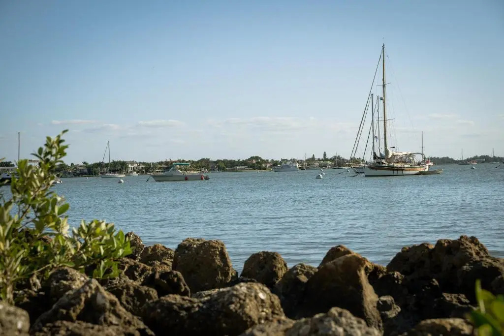Siesta Get Away - A Beautiful NEW Tropical Escape 1 Block From The Water